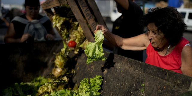 Oι Αργεντίνοι ψάχνουν στα σκουπίδια – “Βαθαίνει” η φτώχεια μετά τις περικοπές Μιλέι