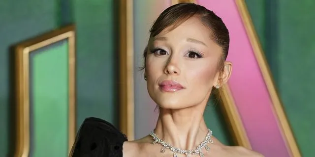 Πανικός στην πρεμιέρα του Wicked: For Good στη Σιγκαπούρη – Άνδρας επιτέθηκε στην Αριάνα Γκράντε