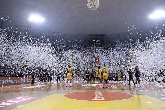 Άρης Betsson – ΠΑΟΚ: Όμορφη ατμόσφαιρα στο Αλεξάνδρειο και χαμός από λευκά χαρτάκια