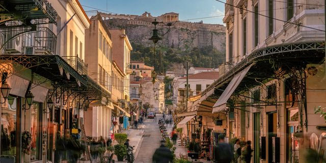 Δρομάκι με καταστήματα στο κέντρο της Αθήνας (φωτογραφία αρχείου)