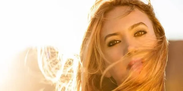 Η Aθηνά Ανδρεάδη δίνει ελληνικό ήχο στο “Unchained Melody”