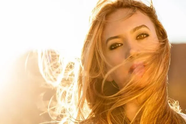 Η Aθηνά Ανδρεάδη δίνει ελληνικό ήχο στο “Unchained Melody”