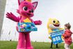 Σε φωτογραφία της 25ης Οκτωβρίου 2019, οι Pinkfong και Baby Shark εμψυχώνουν τους Washington Nationals και μοιράζουν επίσημα παιχνίδια Baby Shark στην Ουάσιγκτον.