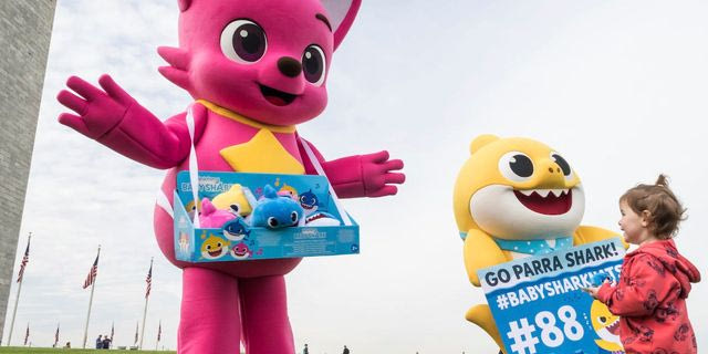 Σε φωτογραφία της 25ης Οκτωβρίου 2019, οι Pinkfong και Baby Shark εμψυχώνουν τους Washington Nationals και μοιράζουν επίσημα παιχνίδια Baby Shark στην Ουάσιγκτον.