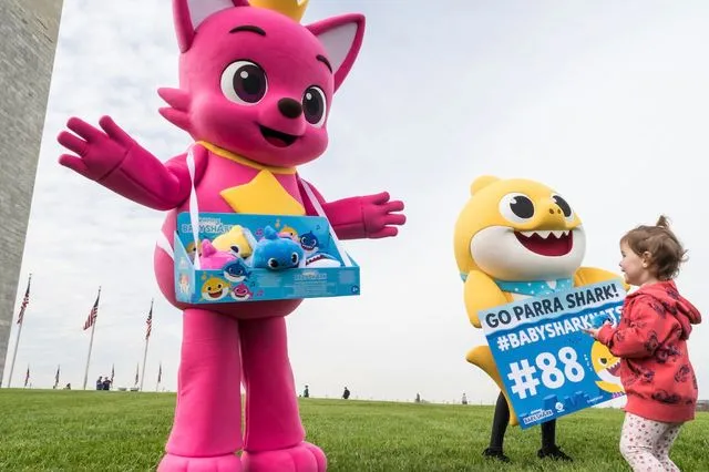 Σε φωτογραφία της 25ης Οκτωβρίου 2019, οι Pinkfong και Baby Shark εμψυχώνουν τους Washington Nationals και μοιράζουν επίσημα παιχνίδια Baby Shark στην Ουάσιγκτον.