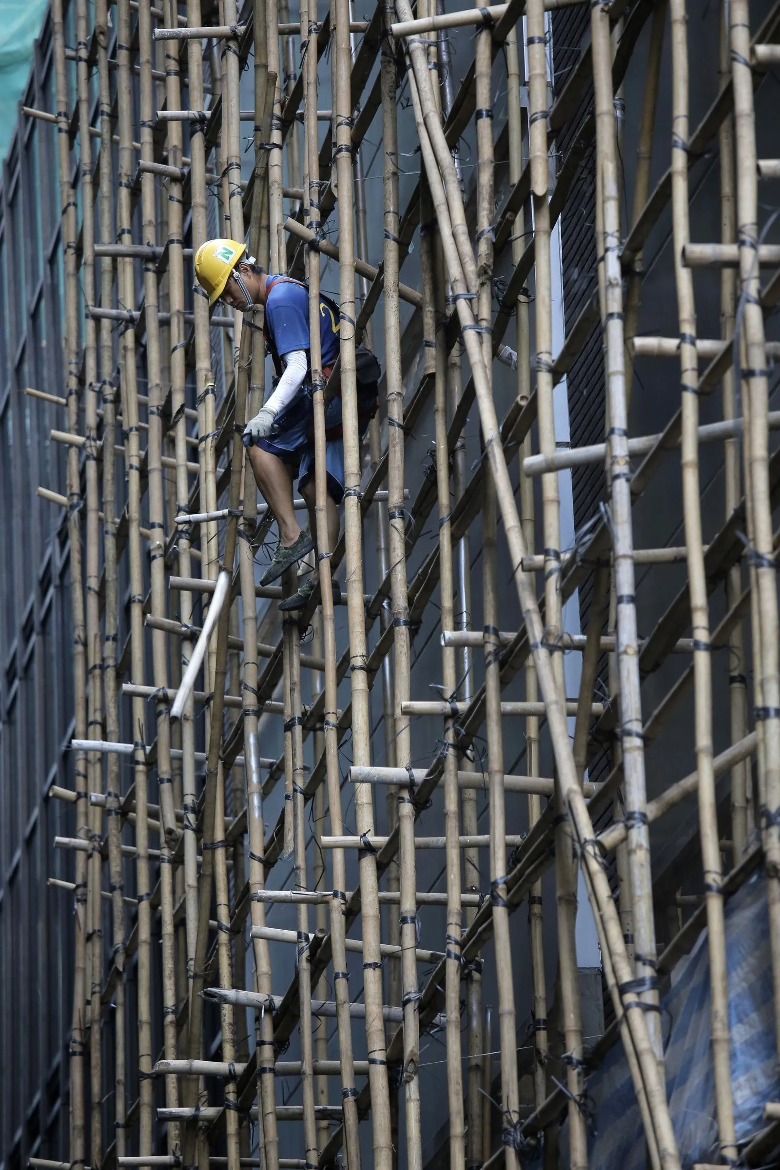 Εργάτης σε σκαλωσιά από μπαμπού στο Χονγκ Κονγκ