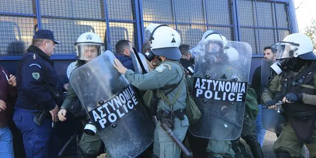 Τα ΜΑΤ εναντίον αγροτών στο μπλόκο της Λάρισας