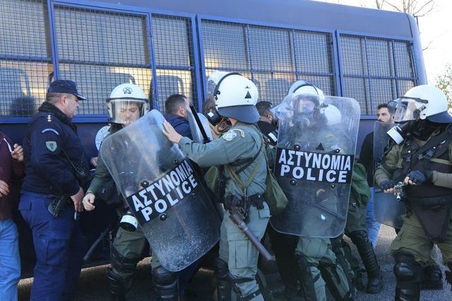 Τα ΜΑΤ εναντίον αγροτών στο μπλόκο της Λάρισας