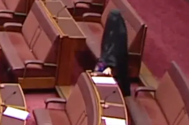 Αυστραλία: Ακροδεξιά γερουσιάστρια εμφανίστηκε με μπούρκα στο κοινοβούλιο – Σφοδρές αντιδράσεις