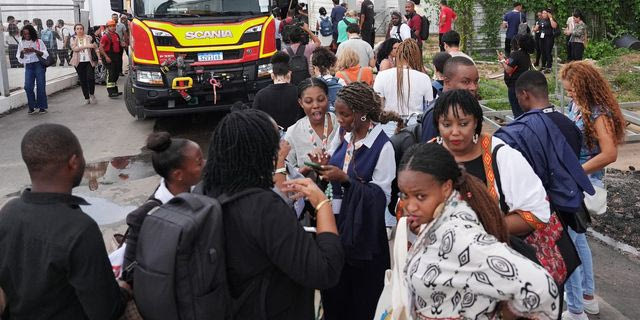 Ο κόσμος που φεύγει μετά τη φωτιά σε περίπτερο της COP30