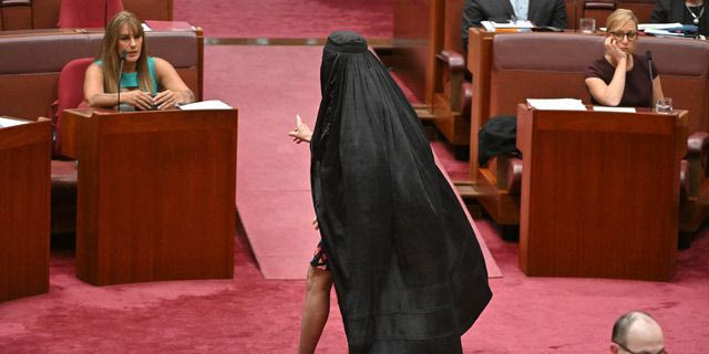 Η ακροδεξιά γερουσιάστρια Πολίν Χάνσον εμφανίστηκε με μπούρκα στο κοινοβούλιο της Αυστραλίας