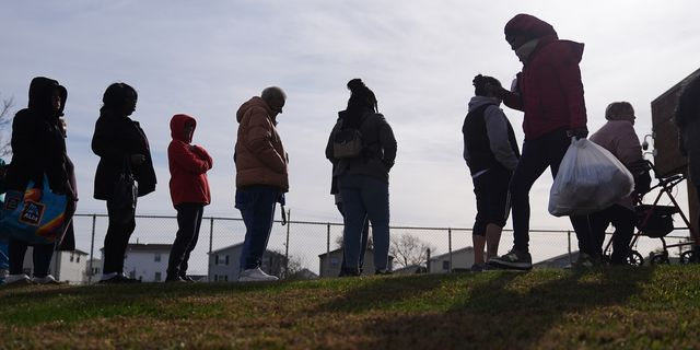 ΗΠΑ: Ουρές χιλιομέτρων για δωρεάν τρόφιμα στην Καλιφόρνια λόγω shutdown