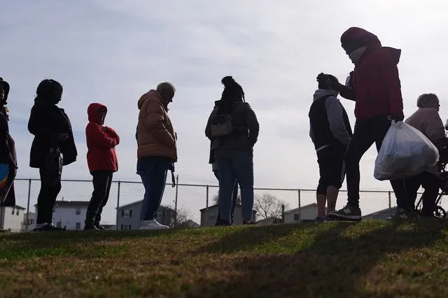 ΗΠΑ: Ουρές χιλιομέτρων για δωρεάν τρόφιμα στην Καλιφόρνια λόγω shutdown