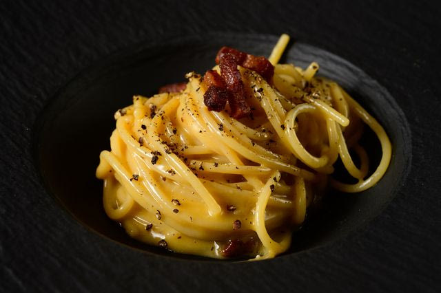 “Μαγειρικό έγκλημα”: Η Ιταλία “δικάζει” το Βέλγιο για fake καρμπονάρα