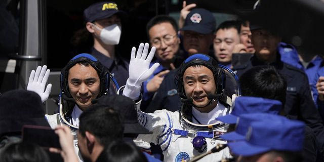 Επέστρεψαν στη Γη οι Κινέζοι αστροναύτες που είχαν εγκλωβιστεί στο διάστημα