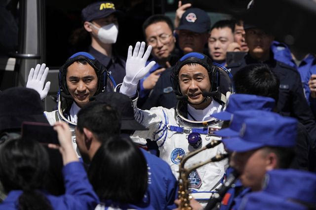 Επέστρεψαν στη Γη οι Κινέζοι αστροναύτες που είχαν εγκλωβιστεί στο διάστημα
