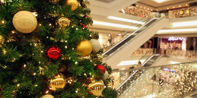 Χριστουγεννιάτικο δέντρο σε εμπορικό κατάστημα