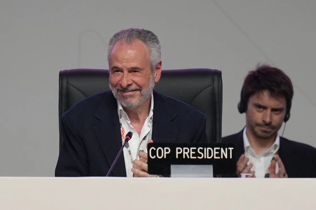 Ο André Corrêa do Lago, πρόεδρος της COP30, χειροκροτεί κατά τη διάρκεια της ολομέλειας της Διάσκεψης των Ηνωμένων Εθνών για το Κλίμα COP30,