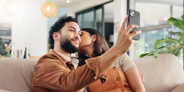 Γιατί οι γυναίκες επιλέγουν να κρατούν τις σχέσεις τους μακριά από τα social media