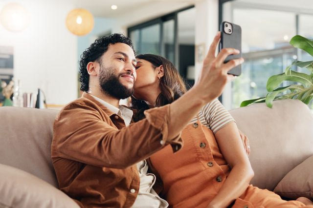 Γιατί οι γυναίκες επιλέγουν να κρατούν τις σχέσεις τους μακριά από τα social media