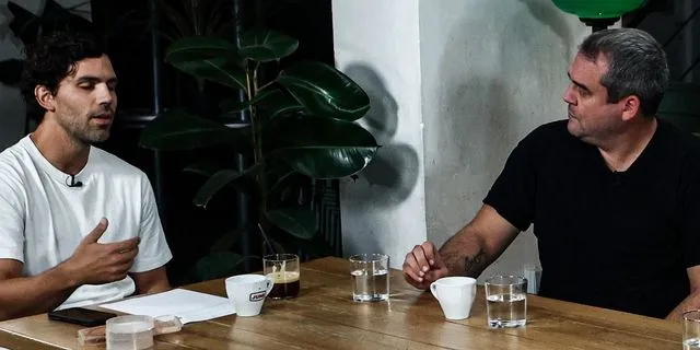 O ηθοποιός Πυγμαλίωνας Δαδακαρίδης με τον Γιώργο Λέντζα στην εκπομπή Monday’s Diary Roundtable