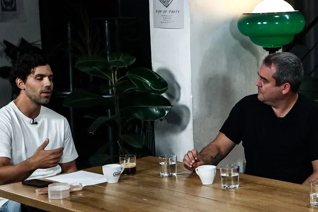 O ηθοποιός Πυγμαλίωνας Δαδακαρίδης με τον Γιώργο Λέντζα στην εκπομπή Monday’s Diary Roundtable