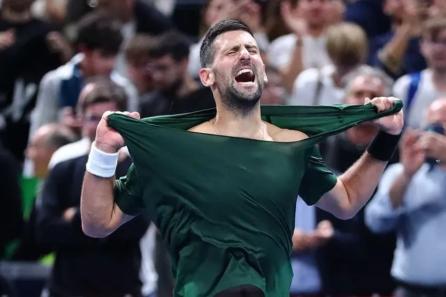 Βίντεο: Ο Τζόκοβιτς έσκισε τη φανέλα του στον τελευταίο πόντο