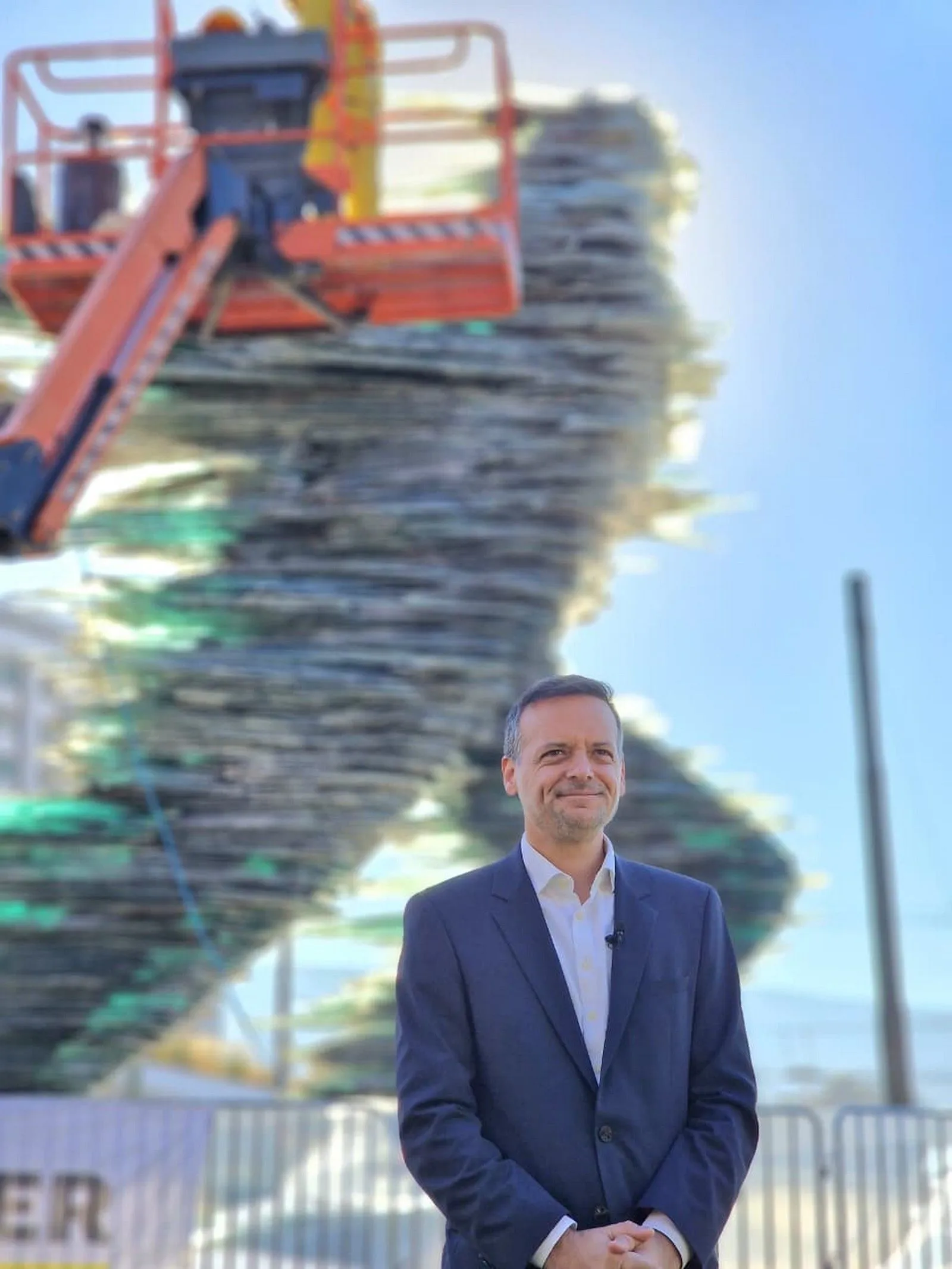 Ο Δήμαρχος Αθηναίων, Χάρης Δούκας, μπροστά από τον «Δρομέα»