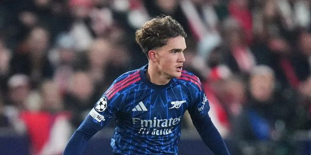 Ο Μαξ Ντόουμαν με τη φανέλα της Άρσεναλ κόντρα στη Σλάβια Πράγας