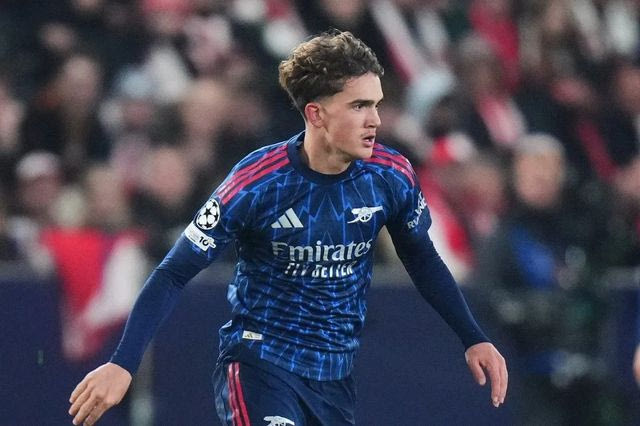 Ο Μαξ Ντόουμαν με τη φανέλα της Άρσεναλ κόντρα στη Σλάβια Πράγας