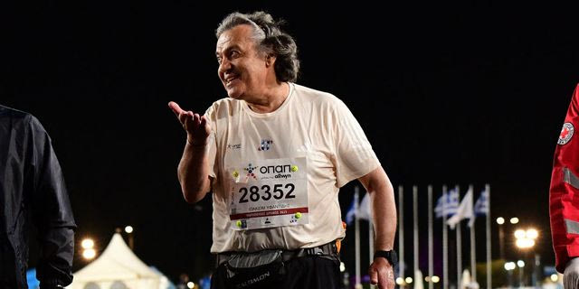 Μαραθώνιος: Συγκίνηση για τον τελευταίο δρομέα – Τερμάτισε μετά από 8 ώρες