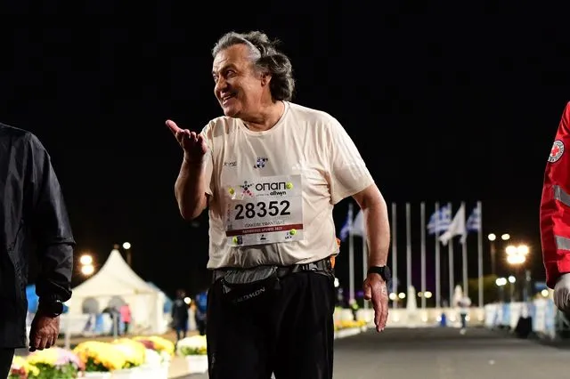 Μαραθώνιος: Συγκίνηση για τον τελευταίο δρομέα – Τερμάτισε μετά από 8 ώρες