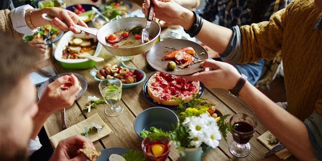 Παρέα που τρώει μαζί
