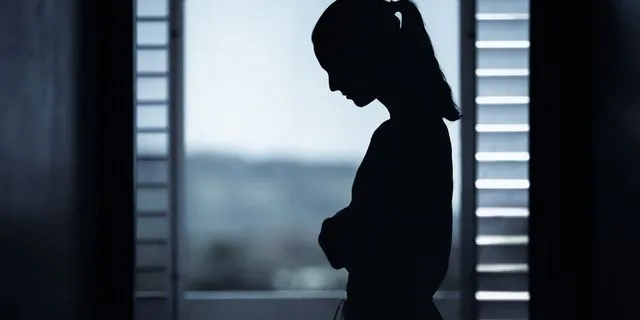 Σοκ στο Μενίδι: 14χρονη έγκυος απέβαλε μετά από ξυλοδαρμό από τη μητέρα της