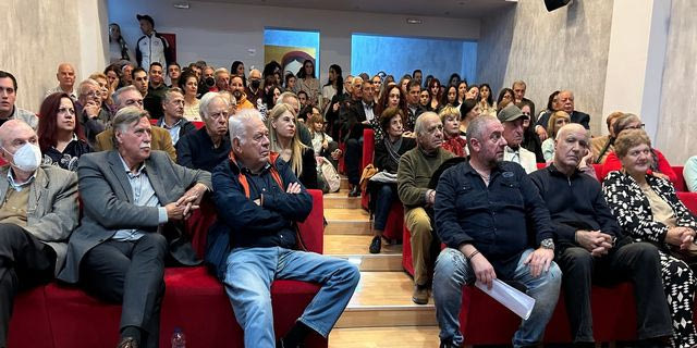 Η λατρεία του Μίκη για το ποδόσφαιρο και η τέχνη της μπάλας