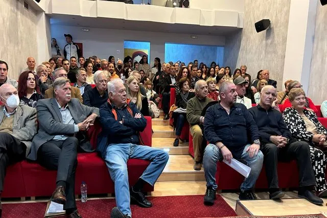 Η λατρεία του Μίκη για το ποδόσφαιρο και η τέχνη της μπάλας