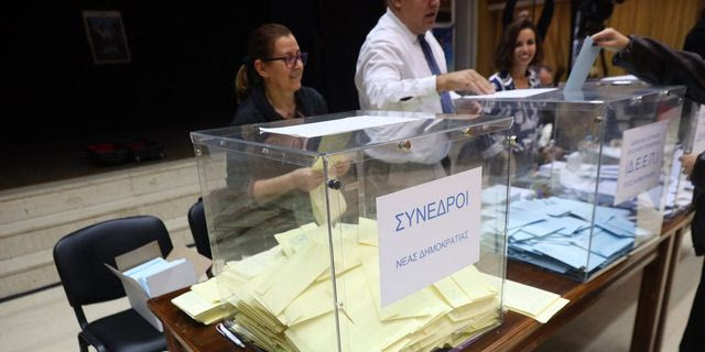 Στιγμιότυπο από τις εσωκομματικές εκλογές της Νέας Δημοκρατίας, στο εκλογικό τμήμα στο Πολιτιστικό Κέντρο Κάτω Πετραλώνων,