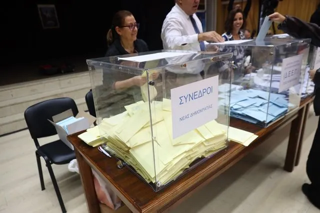 Στιγμιότυπο από τις εσωκομματικές εκλογές της Νέας Δημοκρατίας, στο εκλογικό τμήμα στο Πολιτιστικό Κέντρο Κάτω Πετραλώνων,