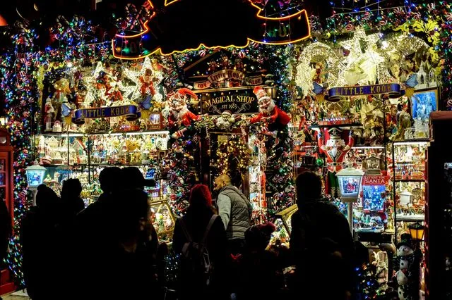 Κόσμος σε μαγαζί στολισμένο για τα Χριστούγεννα