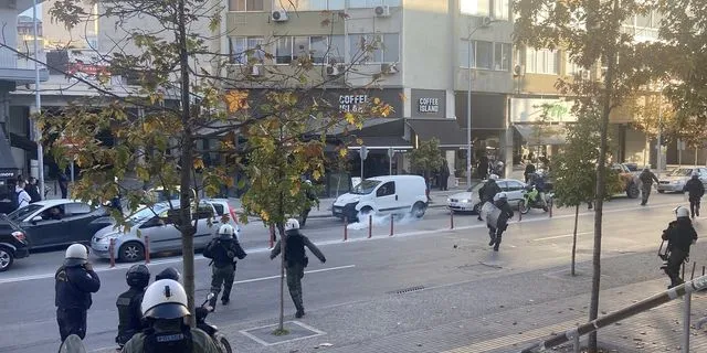Θεσσαλονίκη: Δίωξη στους δύο συλληφθέντες για τα επεισόδια έξω από τα δικαστήρια