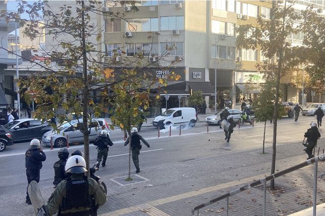 Θεσσαλονίκη: Δίωξη στους δύο συλληφθέντες για τα επεισόδια έξω από τα δικαστήρια