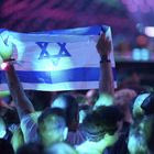 Fans της Eurovision κρατούν σημαία του Ισραήλ