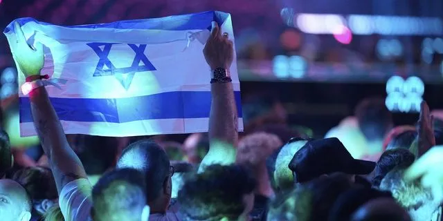 Fans της Eurovision κρατούν σημαία του Ισραήλ