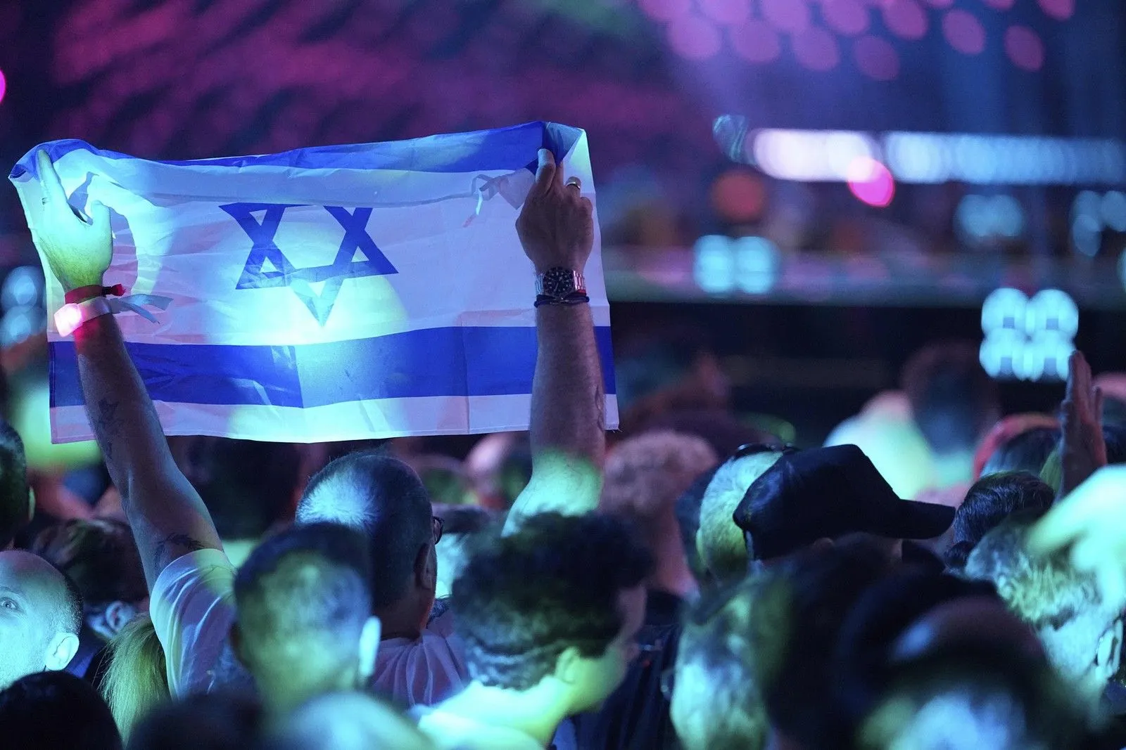 Fans της Eurovision κρατούν σημαία του Ισραήλ