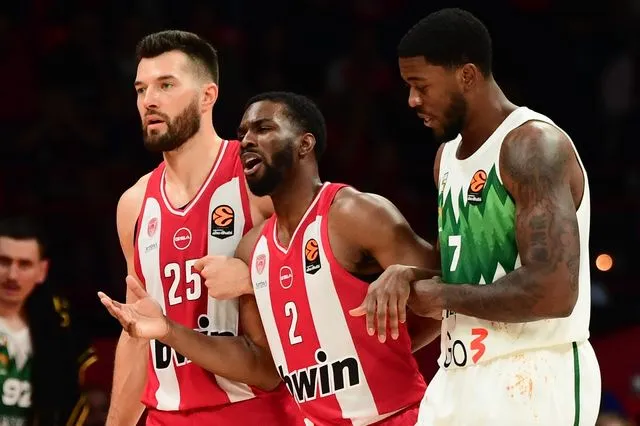 Ο Εβανς αποχωρεί από το παρκέ μετά τον τραυματισμό του