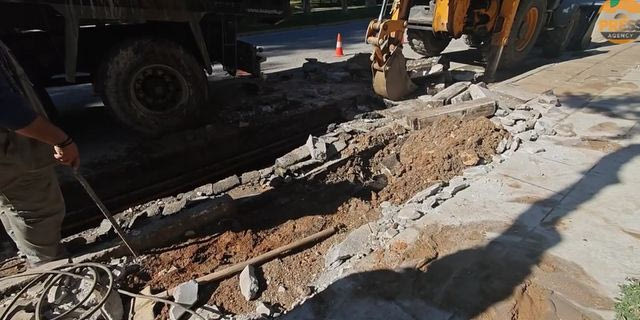 Βουλιαγμένη: Θραύση αγωγού της ΕΥΔΑΠ προκάλεσε καθίζηση οδοστρώματος