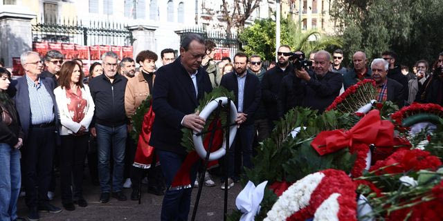 Ο Σωκράτης Φάμελλος καταθέτει στεφάνι στο Πολυτεχνείο