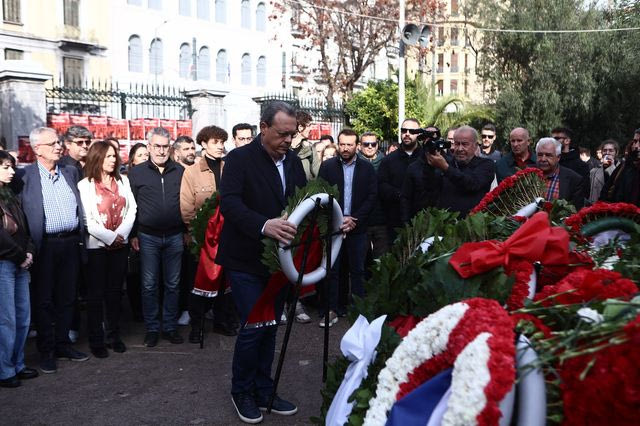 Ο Σωκράτης Φάμελλος καταθέτει στεφάνι στο Πολυτεχνείο