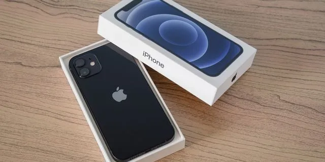 Γιατί αποσύρεται το iPhone 12 από την ελληνική αγορά