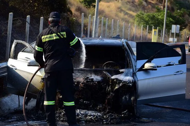 Φωτιά σε ΙΧ (φωτογραφία αρχείου)